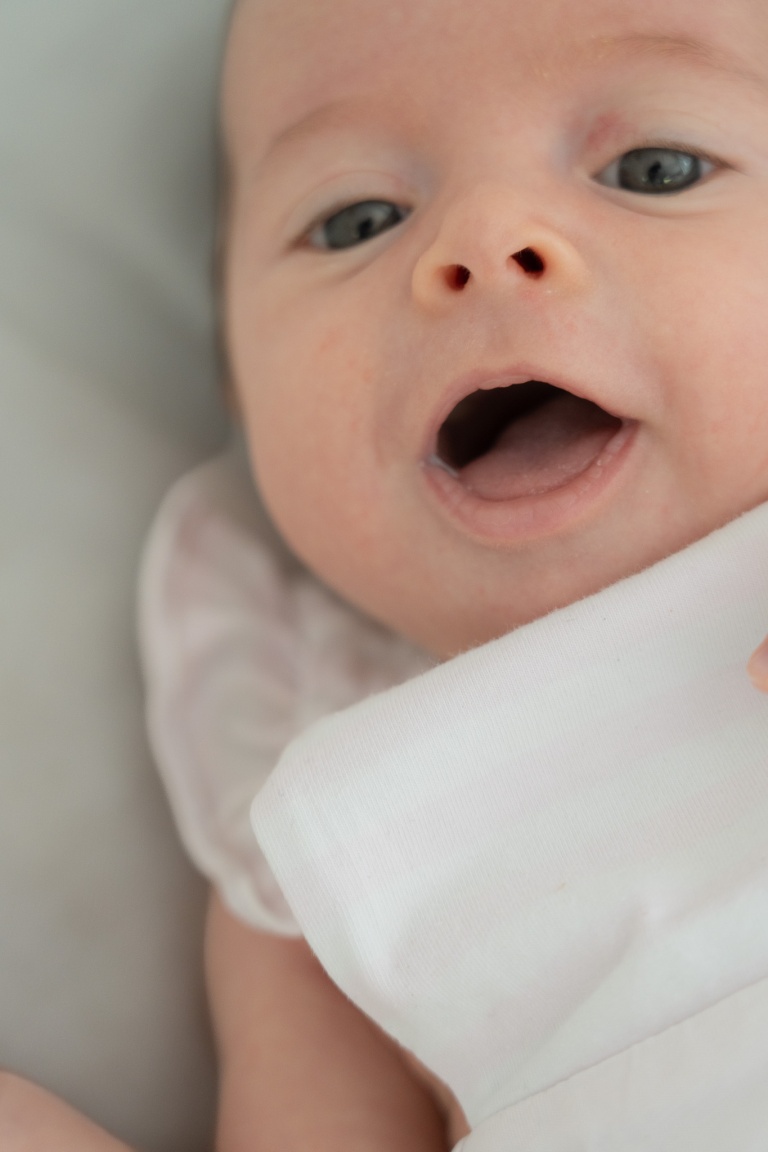Seance photo bébé douce et naturelle sans décor