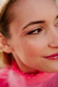 Makeup with glitter 