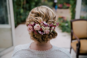 Chignon flou avec peigne fleuri