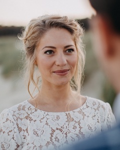 Natural makeup artist for bride in France